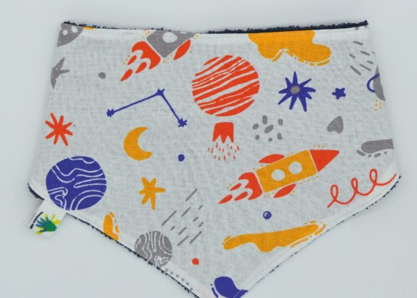 Bavoir bandana sur le thème de l'espace dans les tons orange et bleu